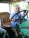 Kind im Traktor